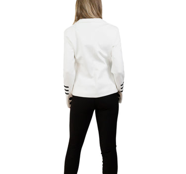 Blazer Blanco con Detalle de Aplicación Bordada