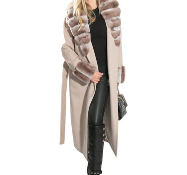 Abrigo Blanco Con Cuello De Piel