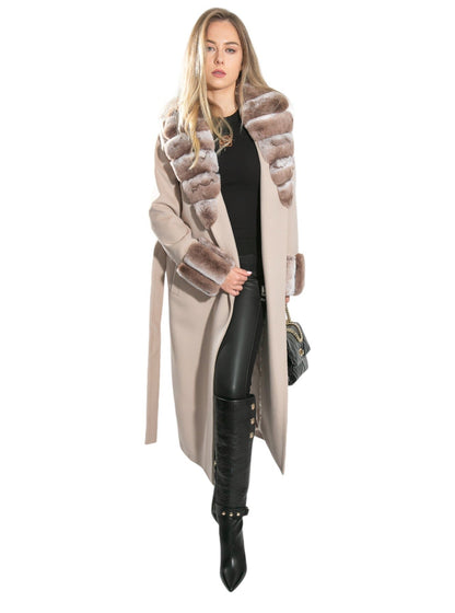 Abrigo Largo Beige con Detalle de Faux Fur