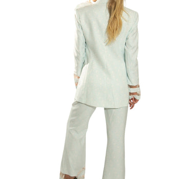 Traje Azul Claro con Broche de Flor y Detalle de Tul en Mangas