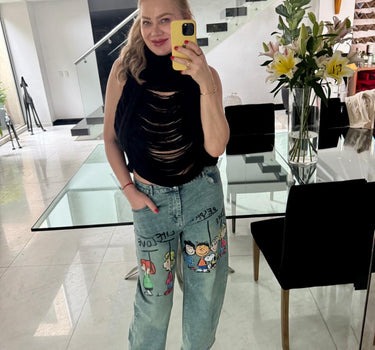 PANTALON DE MEZCLILLA CON ESTAMPADO DE SNOOPY