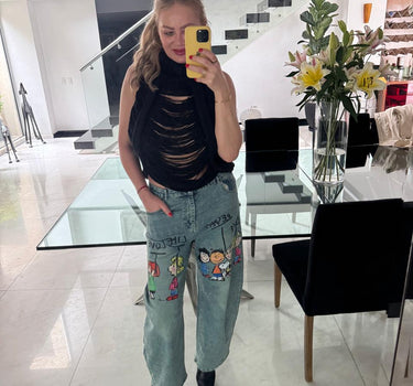 PANTALON DE MEZCLILLA CON ESTAMPADO DE SNOOPY