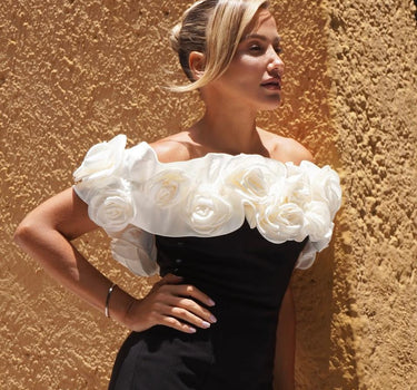 VESTIDO NEGRO CON OLAN DE ROSAS