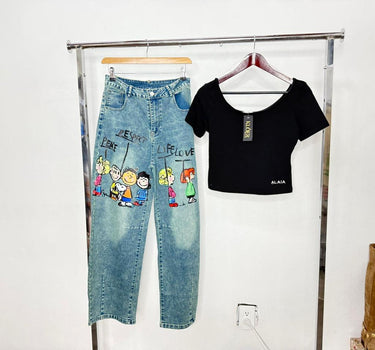 PANTALON DE MEZCLILLA CON ESTAMPADO DE SNOOPY