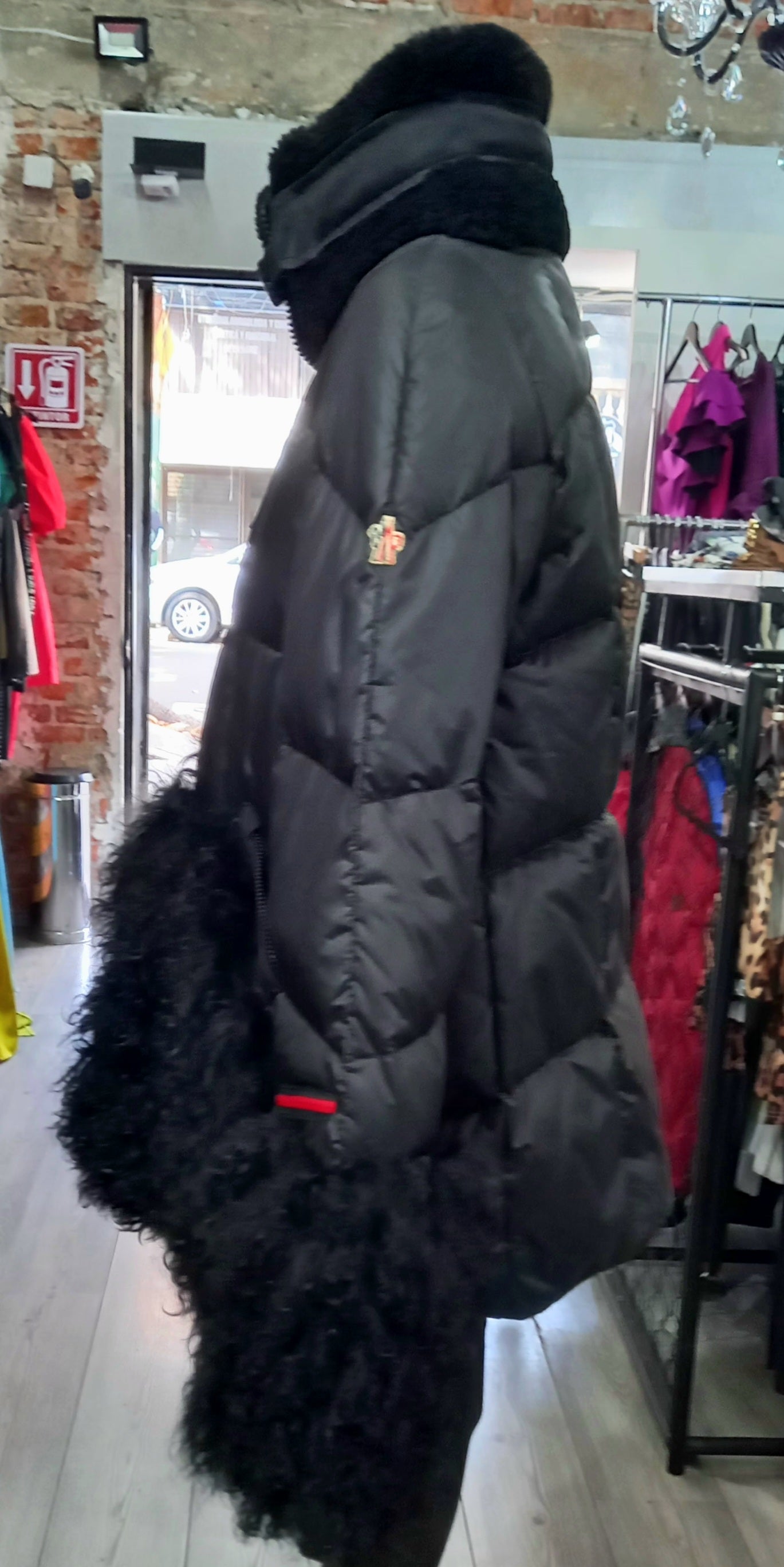 Chamarra Negra Impermeable Con Peluche En Mangas, Cuello y Cadera