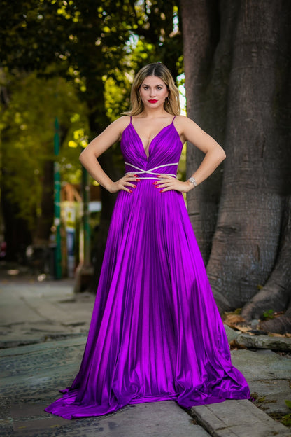 Vestido Largo Morado Plisado con Detalles Plateados