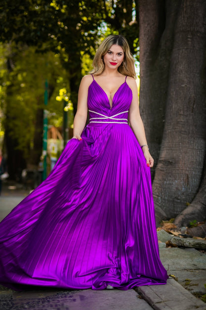 Vestido Largo Morado Plisado con Detalles Plateados