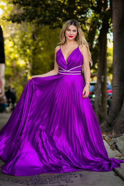 Vestido Largo Morado Plisado con Detalles Plateados