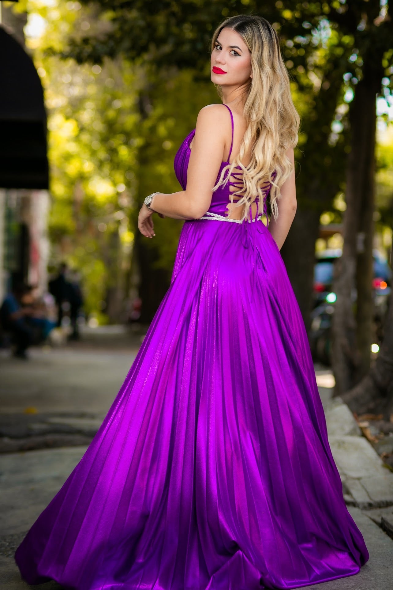 Vestido Largo Morado Plisado con Detalles Plateados